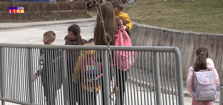 IL-Mocioci-deca-pesacenje-1 Pešače kilometrima do škole, odlični su đaci i deca za primer (VIDEO)