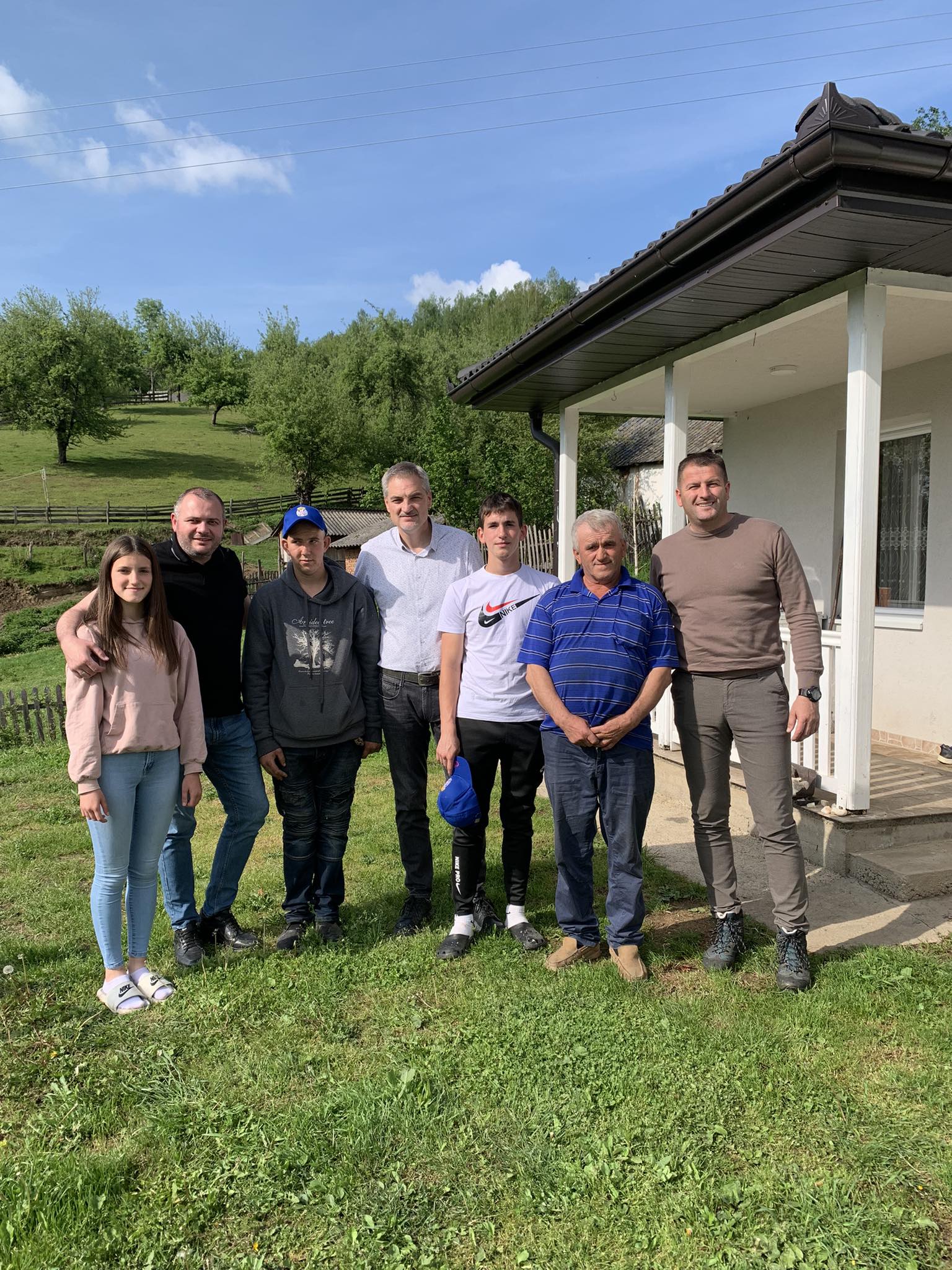 Porodica-Jovanovic Predstavnici SNS Ivanjica obradovali mališane za Vaskrs (VIDEO)