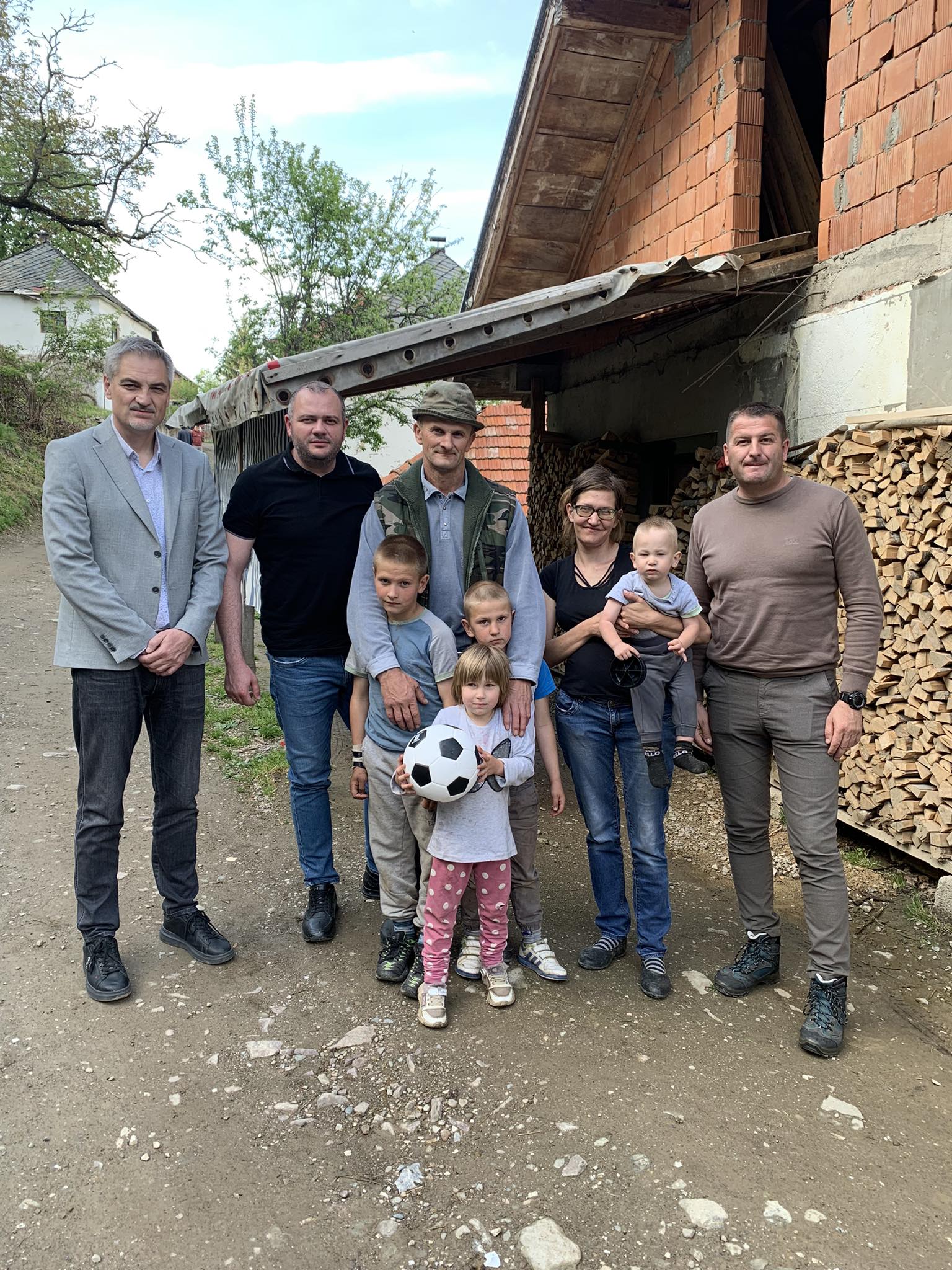 Porodica-Zecevic Predstavnici SNS Ivanjica obradovali mališane za Vaskrs (VIDEO)