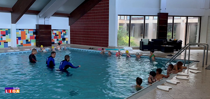 il-bazen1 Veliki broj ivanjičkih mališana prolazi obuku za neplivače (VIDEO)