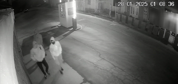 IL-huligani Maskirani vandali ižvrljali autobusku stanicu u Ivanjici (VIDEO)