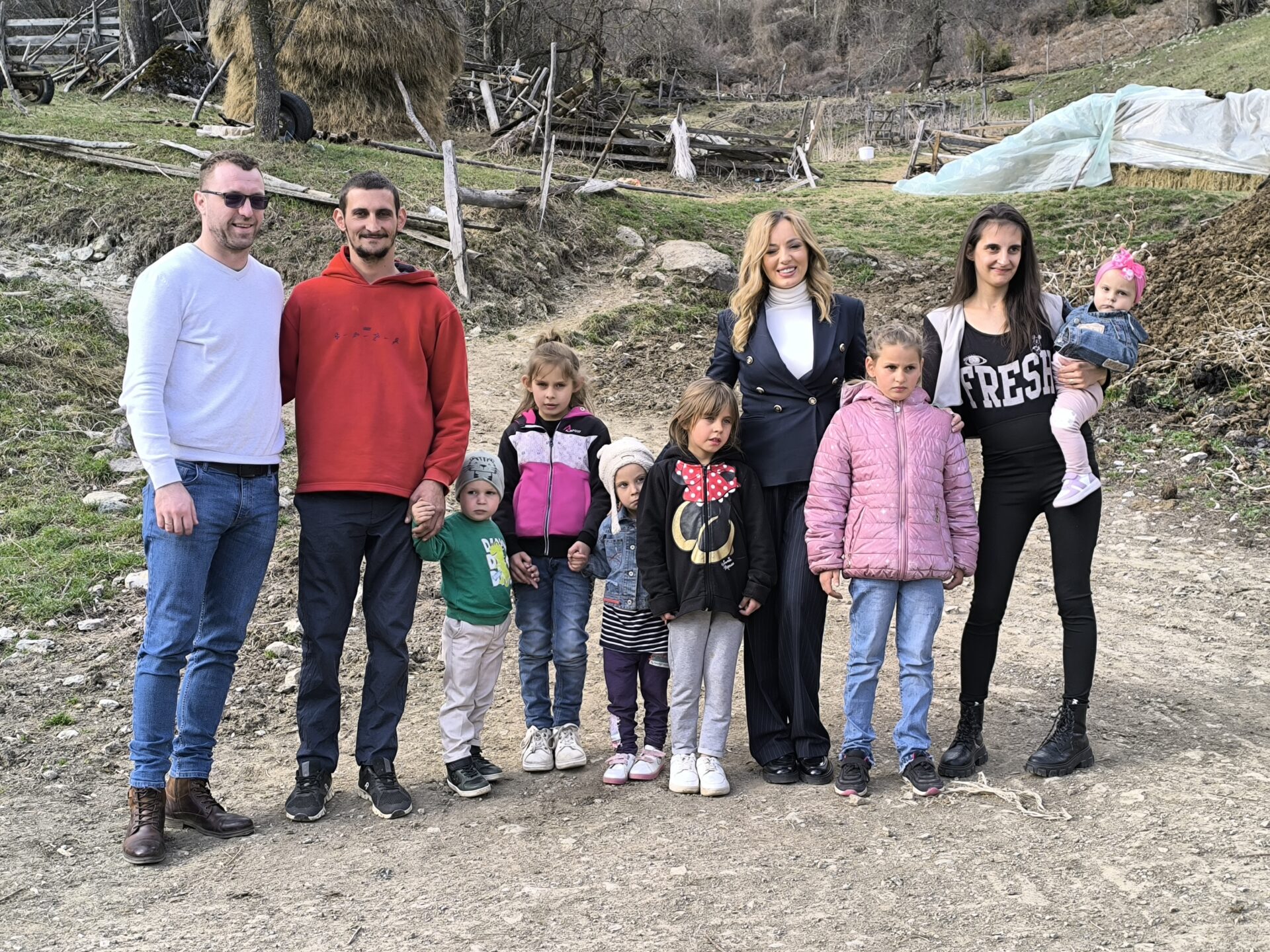 1000013362 Pod Golijom 14 mališana, a još troje na putu – poseta pomoćnice ministarke porodicama u Ocrtenu i Koritniku (VIDEO)