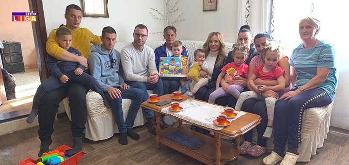 IL-Porodica-Radonjic Pod Golijom 14 mališana, a još troje na putu – poseta pomoćnice ministarke porodicama u Ocrtenu i Koritniku (VIDEO)