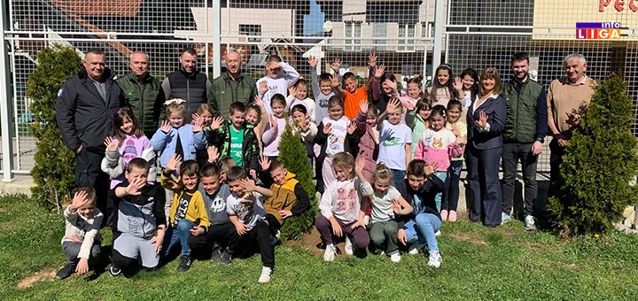 IL-SG-Golija-i-OK-Kirilo-Savic-sadnja-drveca ŠG ''Golija'' obeležilo Svetski dan šuma sadnjom drveća u ivanjičkim školama (VIDEO)