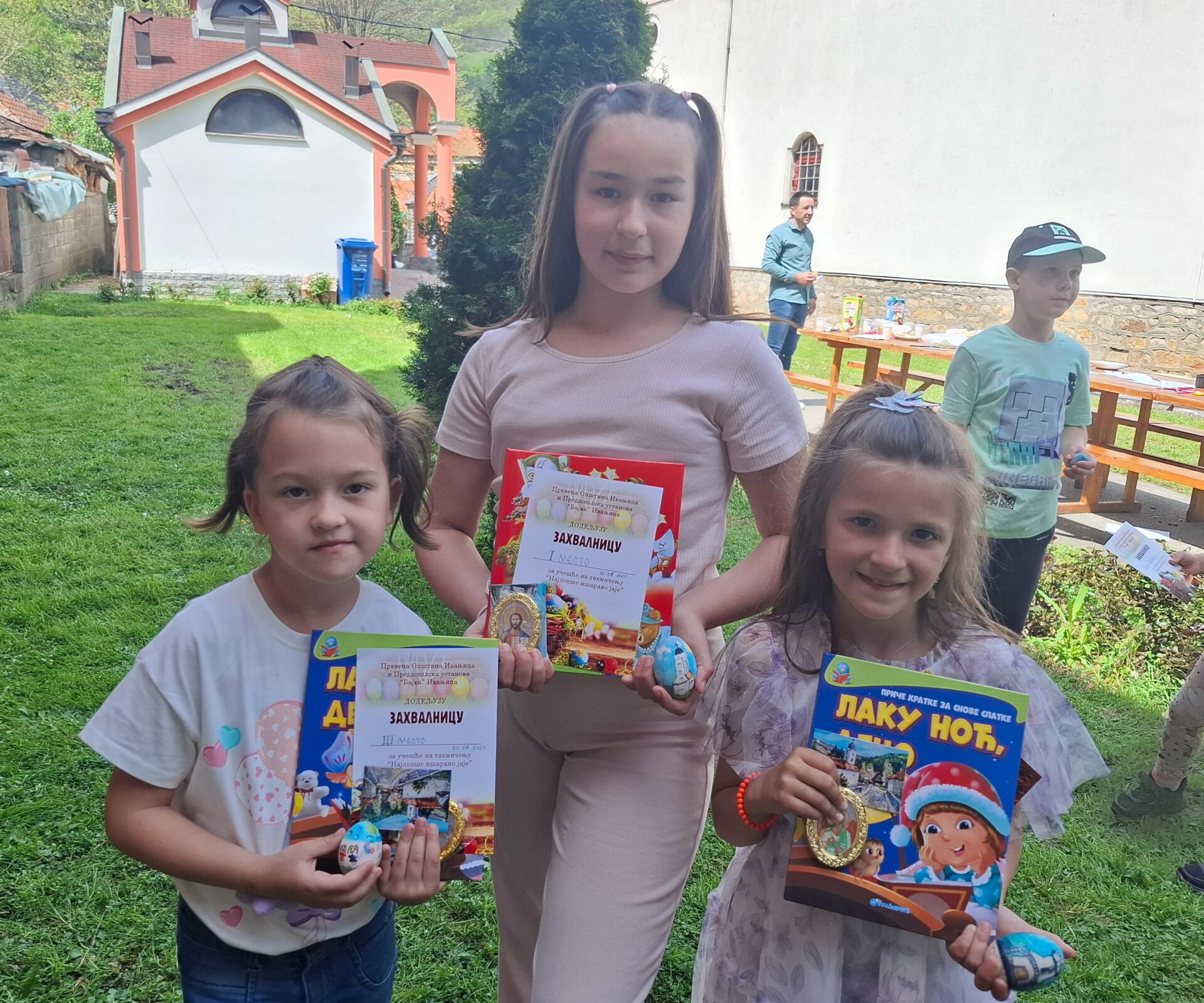 IL-Pobednici-u-oslikavanju-jaja- Dečja mašta zasijala u ivanjičkoj crkvi na Vaskrs (VIDEO)