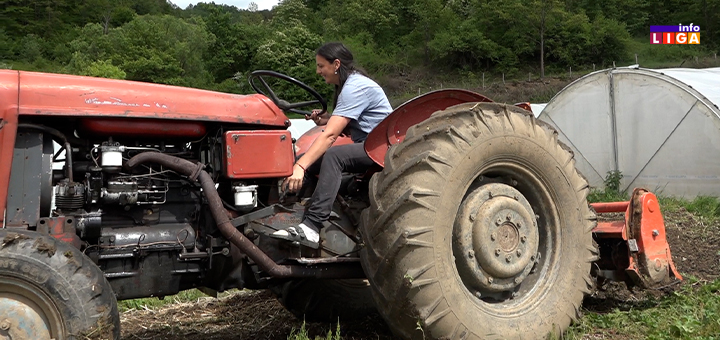 IL-zena-na-traktoru Plug u ženskim rukama, snaga u srcima sestara (VIDEO)