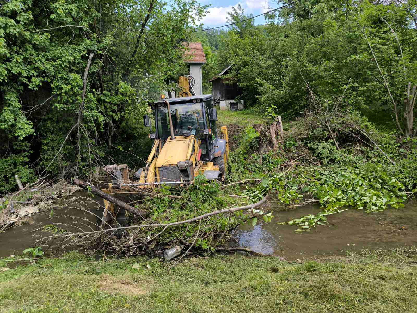 IMG-ccdbbce5b04d684861604bb6682a0879-V Zajedničkim snagama ka čistijoj Ivanjici: Počelo uređenje zelenih površina i uklanjanje divljih deponija (VIDEO)