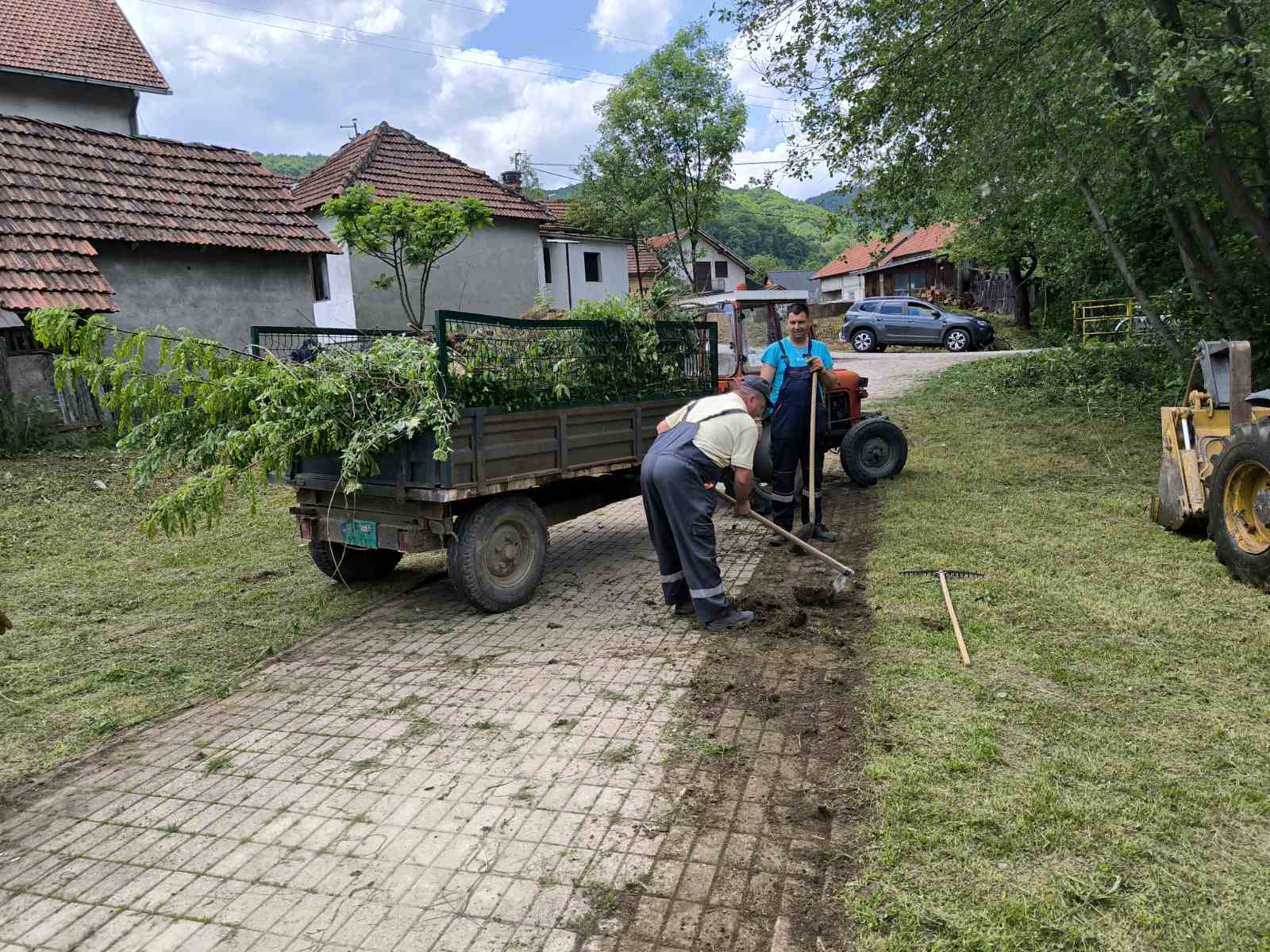 IMG-ebc87ebdaad489fe25d4f0816975fac7-V Zajedničkim snagama ka čistijoj Ivanjici: Počelo uređenje zelenih površina i uklanjanje divljih deponija (VIDEO)