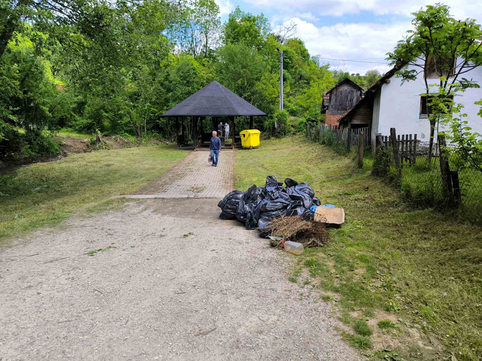 IMG-f3bb2718c829efe7f77b174540752c45-V Zajedničkim snagama ka čistijoj Ivanjici: Počelo uređenje zelenih površina i uklanjanje divljih deponija (VIDEO)