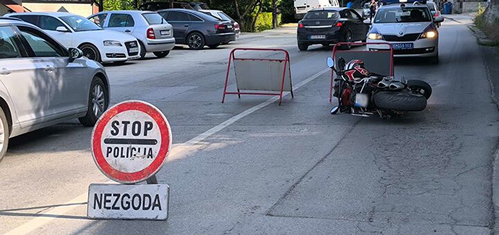 IL-Motociklista-udes Nezgoda na ulazu u Ivanjicu: Motorista završio na kolovozu nakon sudara sa automobilom