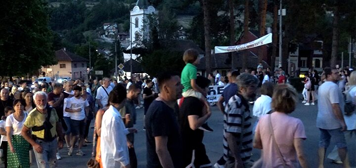 IL-Protesti-Ivanjica Večeras održani protesti u Ivanjici: Grupa građana blokirala saobraćajnice u centru grada (VIDEO)