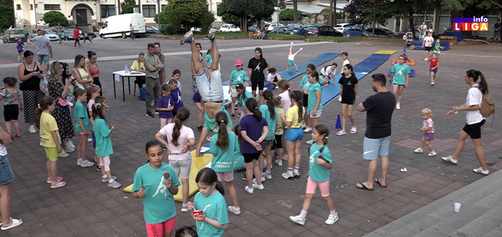 IL-gimnastika-akrobata Mališani pokazali akrobatsko umeće ispred Doma kulture u Ivanjici (VIDEO)