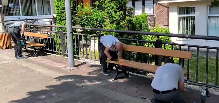 IL-korali-klupe-Ivanjica Ulepšana javna mesta u Ivanjici: Donacija firme „Korali“ i nastavak projekta za čistiji grad (VIDEO)