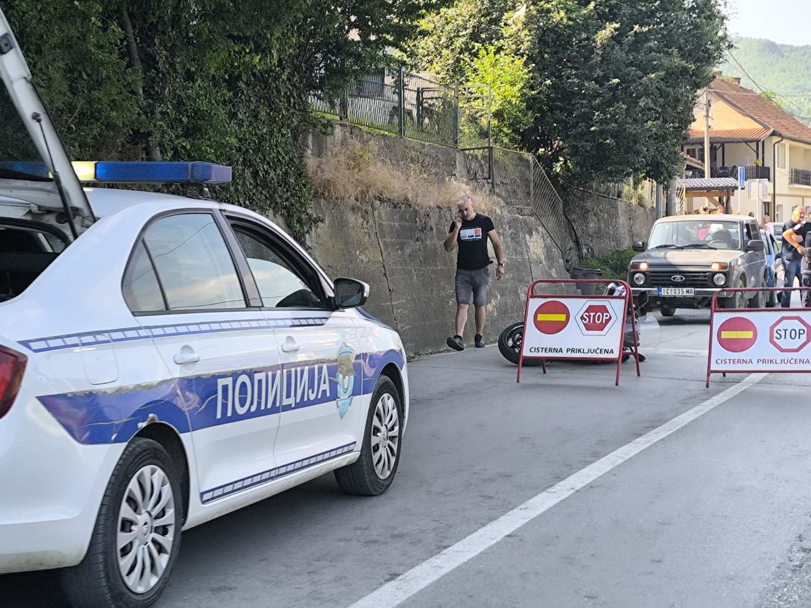 viber_slika_2025-06-09_16-56-03-254 Nezgoda na ulazu u Ivanjicu: Motorista završio na kolovozu nakon sudara sa automobilom