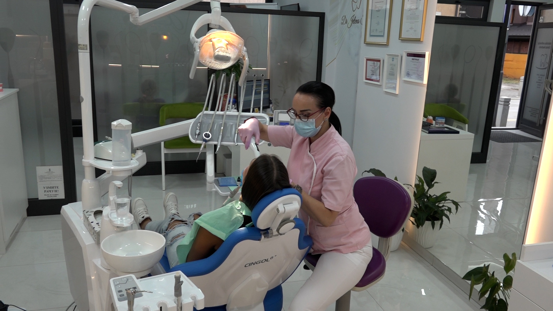 03556.MTS_.00_00_10_34.Still001 Dobrodošli u stomatološku ordinaciju "JS Dental Aesthetic" (VIDEO)