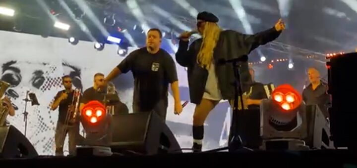 IL-COBI-I-SENIDAH Guča ovog vikenda prepuna stranih posetilaca, spektakl na sceni priredili Cobi, Milica Pavlović i Senidah (VIDEO)