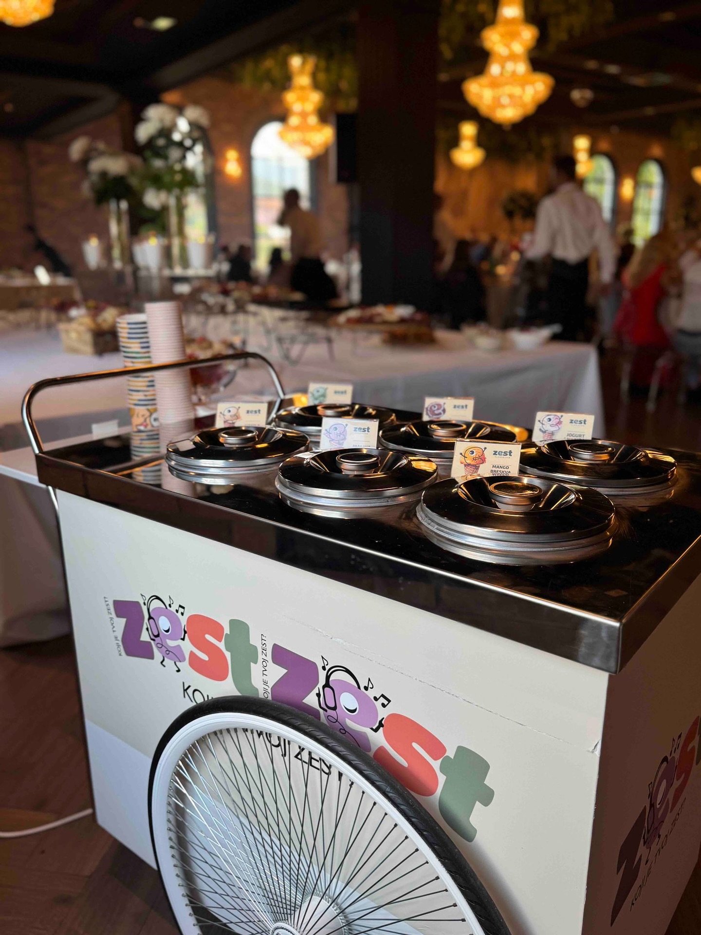 Kolica-sa-sladoledom-Andjelcic Poručite torte i kolače za vaše proslave u Anđelčiću - posebna atrakcija sladoled kolica