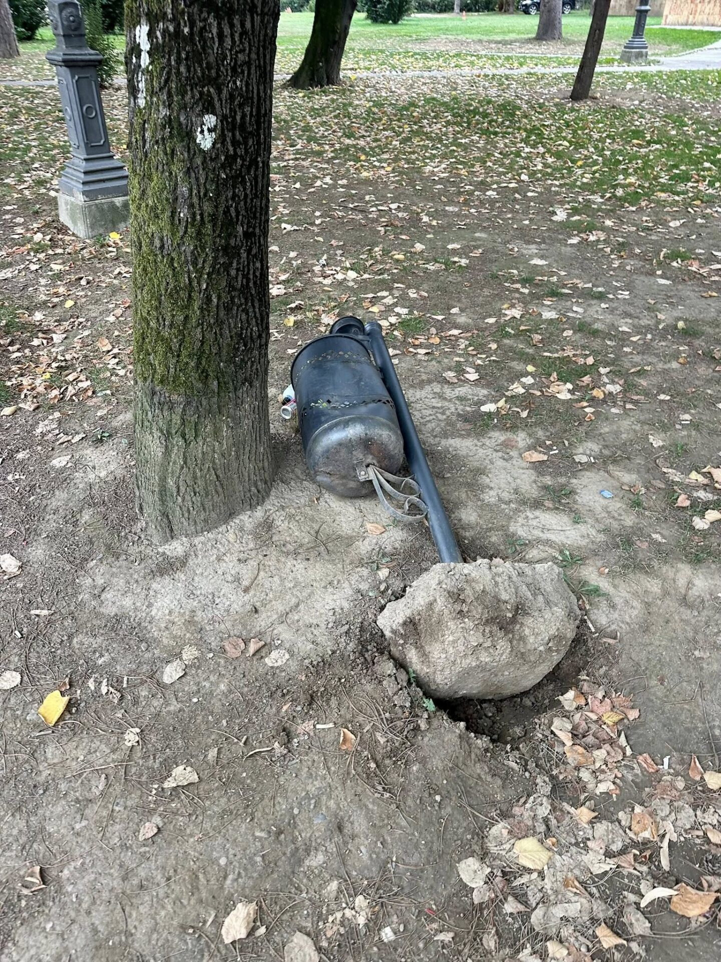 556473880_10240607123541870_4917000501296243064_n Kome smetaju kante za smeće? Uništavanje javne imovine sve češća pojava