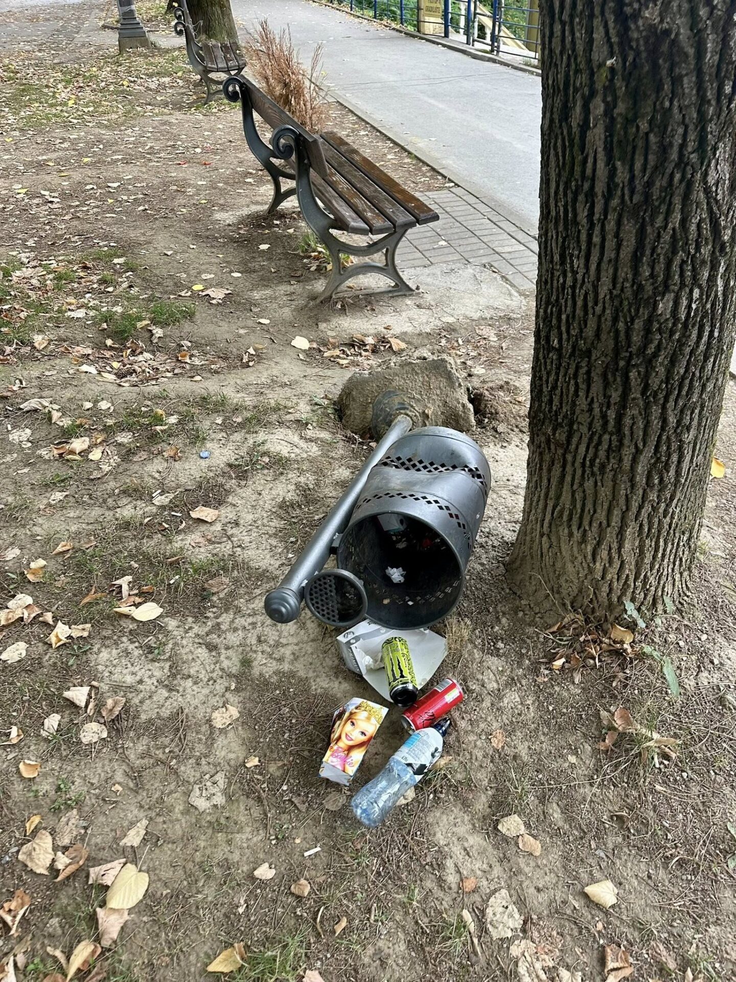 556746528_10240607124181886_7791645079685788364_n Kome smetaju kante za smeće? Uništavanje javne imovine sve češća pojava