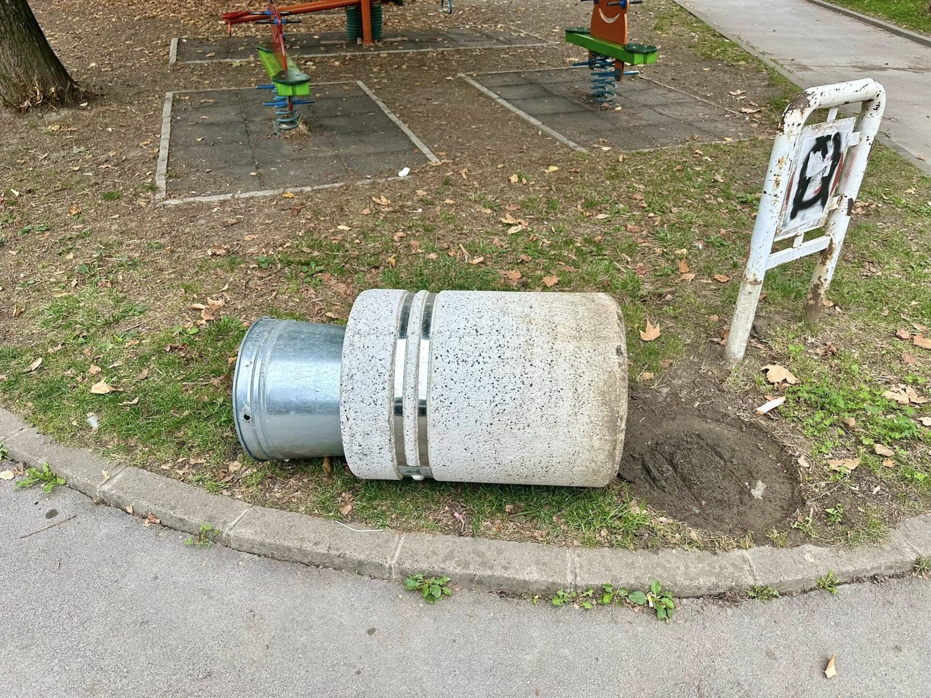 557597370_10240607116061683_8431551721117848464_n Kome smetaju kante za smeće? Uništavanje javne imovine sve češća pojava