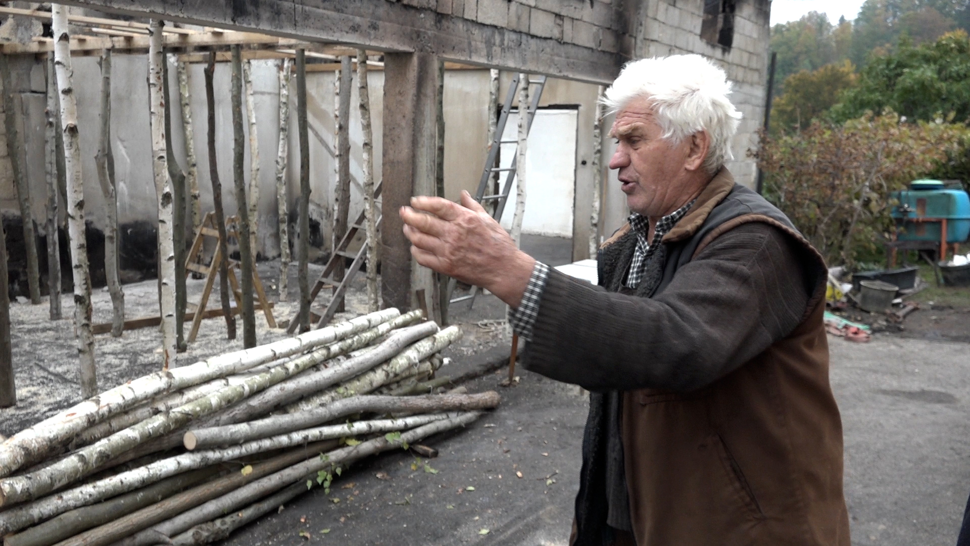 00009.MTS_.00_00_42_44.Still001 Najvrednijem domaćinu izgoreo ceo životni rad – Roćko ostao bez svega, pomoć izostala (VIDEO)