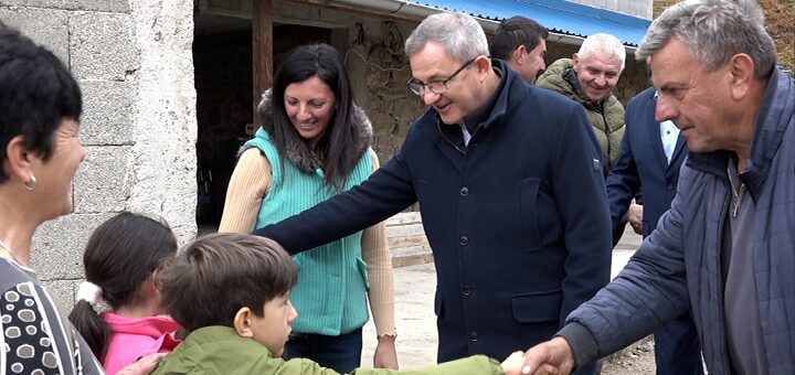 IL-Poseta-Glamocic-porodici-Karaklajic Ministar Glamočić: Država će pomoći poljoprivrednicima u ivanjičkom kraju (VIDEO)
