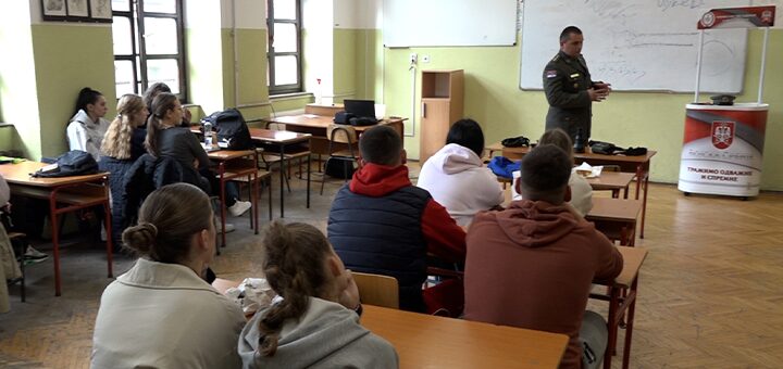 IL-Promocija-vojnog-roka-IC-1 Promocija vojnog poziva održana u ivanjičkim srednjim školama (VIDEO)
