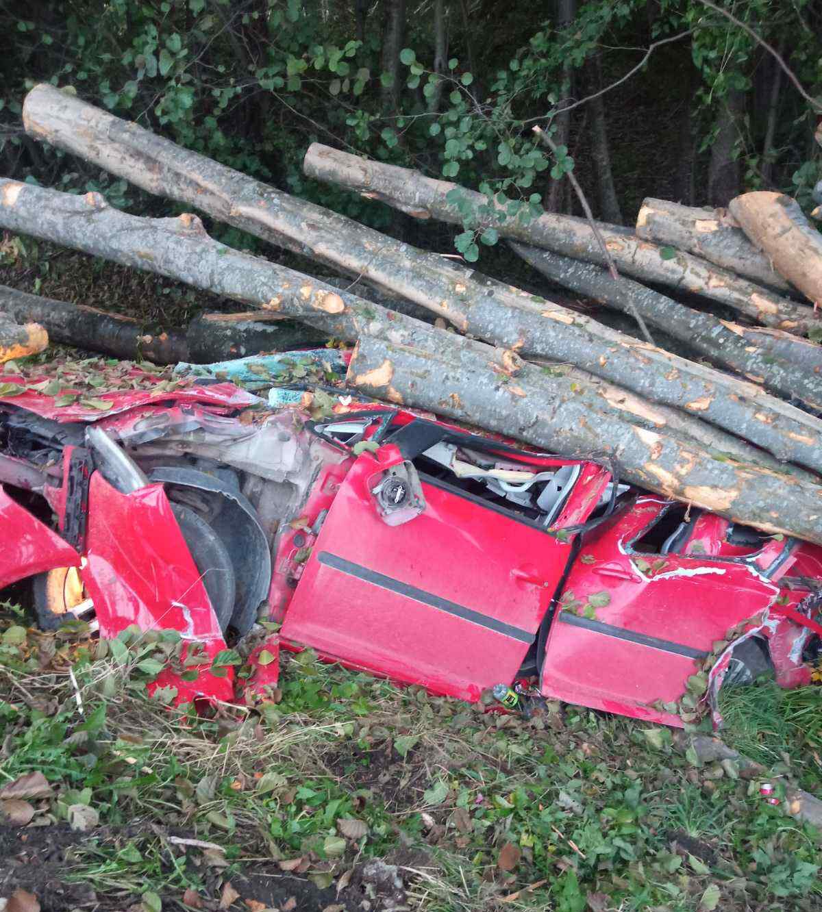 IL-Smrskan-auto-1 Horor scena kod Ivanjice: Prikolica kamiona se prevrnula i smrskala dva automobila (VIDEO)