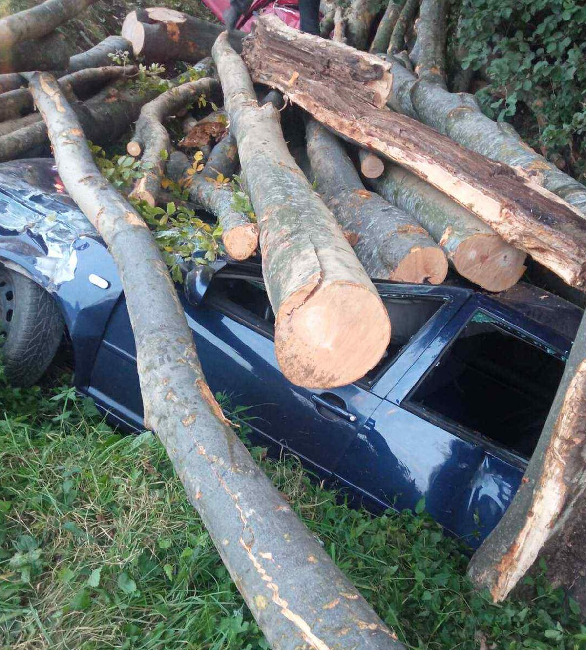 IL-Smrskan-auto-2 Horor scena kod Ivanjice: Prikolica kamiona se prevrnula i smrskala dva automobila (VIDEO)