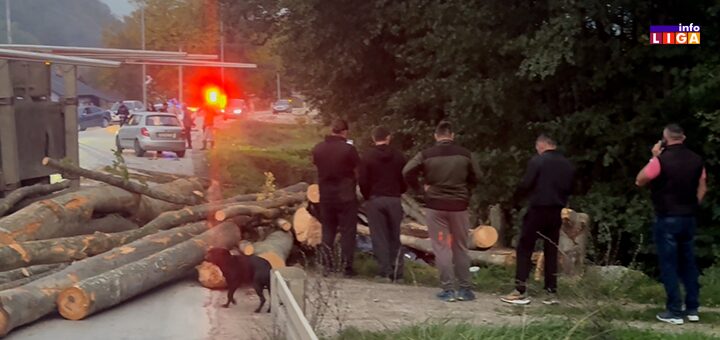 IL-Sticar-prevrnut-2-Ivanjica Horor scena kod Ivanjice: Prikolica kamiona se prevrnula i smrskala dva automobila (VIDEO)