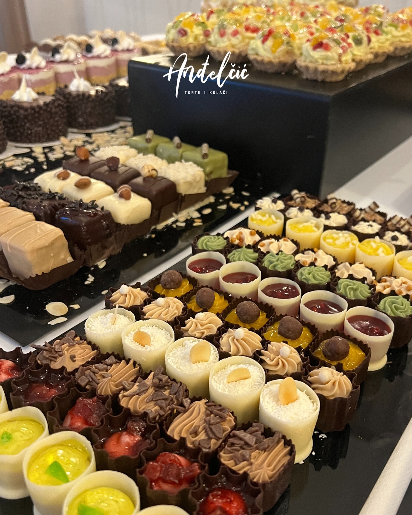 andjelcic-kolaci-2 Vi slavite, mi sladimo – poručite slavske kolače iz poslastičarnice „Anđelčić“