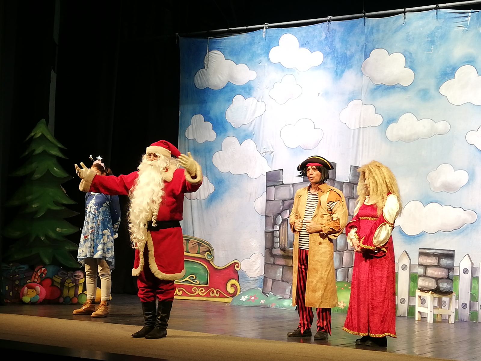 Cariolija-sa-deda-mrazom Dečja predstava u Domu kulture – „Čarobni bunar želja“ donosi poklone najmlađima