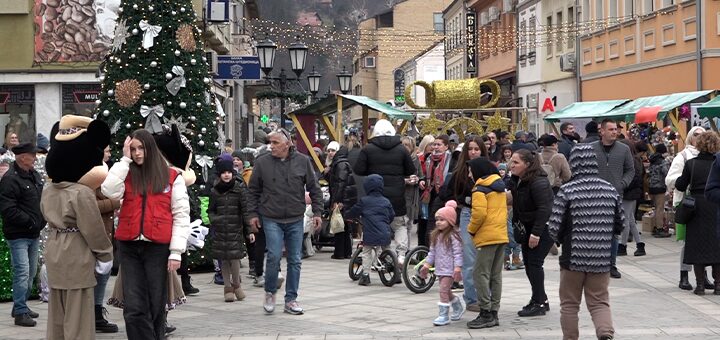IL-Novogodisnji-bazar-Ivanjica Novogodišnji bazar u Ivanjici u znaku dečijih osmeha i humanosti (VIDEO)