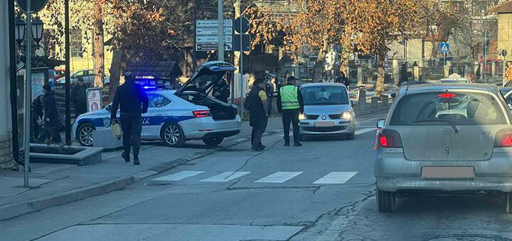 IL-Saboracajna-nezgoda-vrh-centra-Ivanjica Ivanjica - Stariji vozač automobilom udario baku i dete