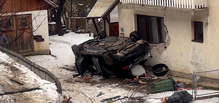 IL-Automobil-uleteo-kod-ljudi-u-dvoriste-BUK-ivanjica Čudo na ozloglašenoj krivini kod Ivanjice: Automobil sleteo niz obalu i udario u kuću, četvoro putnika preživelo (VIDEO)