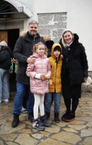 IL-Dobitnica-novcica-Ana-sa-porodicom--190x300 IL - Dobitnica novcica Ana sa porodicom