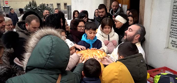 IL-Ivanjicka-crkva-BOZIC-lomljenje-cesnice Svečano proslavljen Božić u crkvi Svetog cara Konstantina i carice Jelene u Ivanjici (VIDEO)