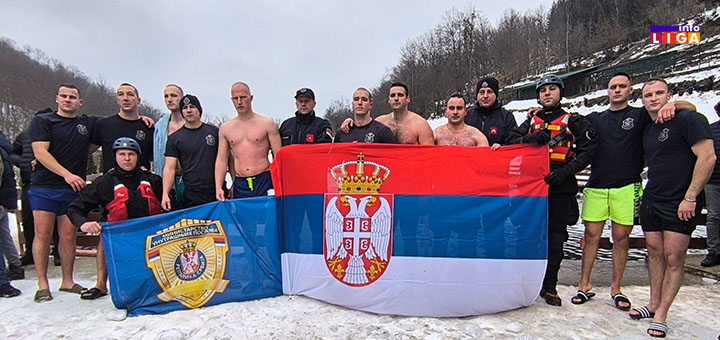 IL-plivanje-za-casni-krst-Budozelja Aleksandra Ćurčić prva doplivala do Časnog krsta u Budoželji (VIDEO)