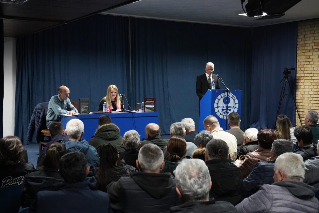 1-1-1024x683 Promovisana monografija „Rodbina i familija Peruničića iz Dajića“ u prepunoj Plavoj sali