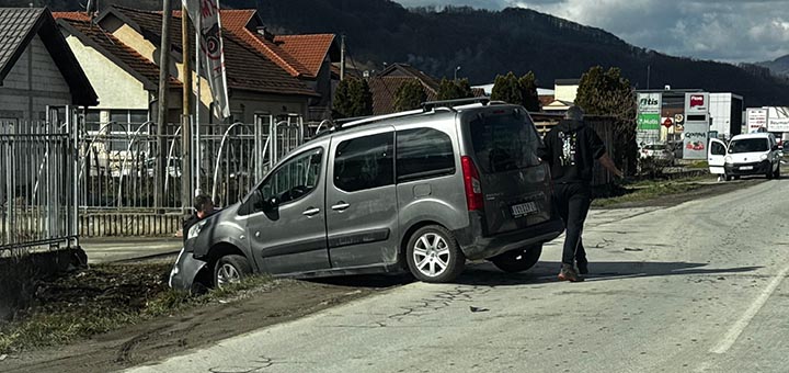 IL-Saobracajna-nezgoda-Ivanjica Saobraćajna nezgoda na ulazu u Ivanjicu (VIDEO)