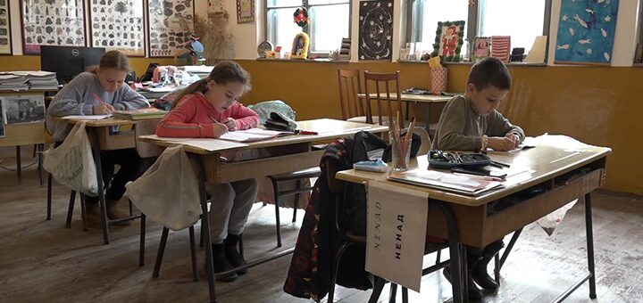 IL-Skola-Veljovici-djaci Škola pod plavim nebom: Tri đaka i jedna velika priča (VIDEO)
