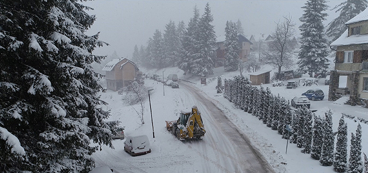 IL-Sneg-Kusici-2 Sneg u Ivanjici: Ekipe na terenu, putevi i gradske saobraćajnice se čiste (VIDEO)