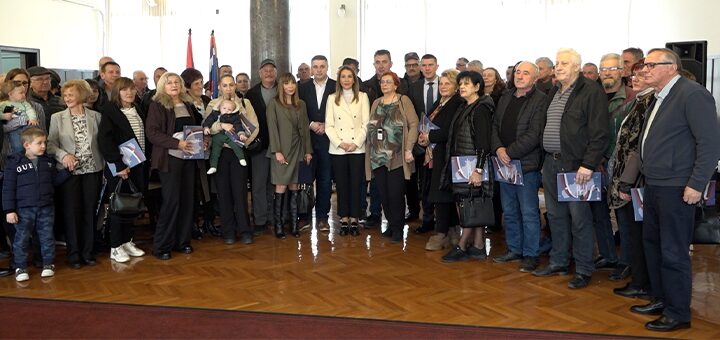 IL-Djedovic-Handanovic-Lucani Ministarka Dubravka Đedović Handanović u Lučanima: 96 građana potpisalo ugovore za energetsku efikasnost (VIDEO)